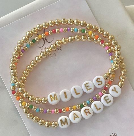 Spring Beaded Bracelets, Beaded Bracelets With Words, Small Bead Bracelet, Colorful Bead Bracelets, Homemade Bracelets, Pretty Jewelry Necklaces, Friendship Bracelets With Beads, Bracelet Craft Diy, Diy Bracelets Patterns