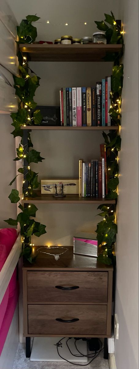 Earthy Bookshelf Decor, Small Bookshelves Aesthetic, Bookshelf With Vines, Green Bookshelf Aesthetic, Lotr Room Ideas, Aesthetic Bookcase Ideas, Earthy Bookshelf, Forestcore Room, Kids Bedrooms Boys