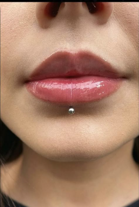 Pirsing Lip, Face Dermal Piercing, Lower Lip Piercing, Lip Piercing Labret, Face Piercings, Cool Piercings, Labret Piercing, Teeth Jewelry, Facial Piercings