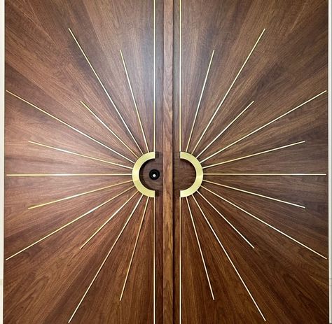 ✨ INTERIOR INSPIRATION ✨ These Walnut & brass inlaid bespoke doors were just too drool worthy not to share! These are beautifully handmade in West Virginia by Aaron Saxton from History Never Repeats LLC (highly recommend you check out their amazing work) You can choose between a starburst or sunburst pattern - walnut, or painted doors! 🙌 ✨✨ such a unique iconic design! We have been experimenting with brass inlays in my weekly woodworking class but these are just incredible and inspiratio... Sunburst Pattern, Inlay Design, Sun Pattern, Modern Front Door, Brass Inlay, Woodworking Classes, Iconic Design, Painted Doors, Door Design