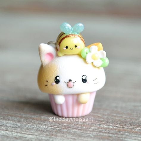 kitty cat polymer clay cupcake charm 💜 Polymer Clay Cupcake, Cat Cupcakes, Polymer Clay Kawaii, Clay Keychain, Polymer Clay Animals, Cute Polymer Clay, Polymer Clay Miniatures, Clay Ornaments, Cute Clay