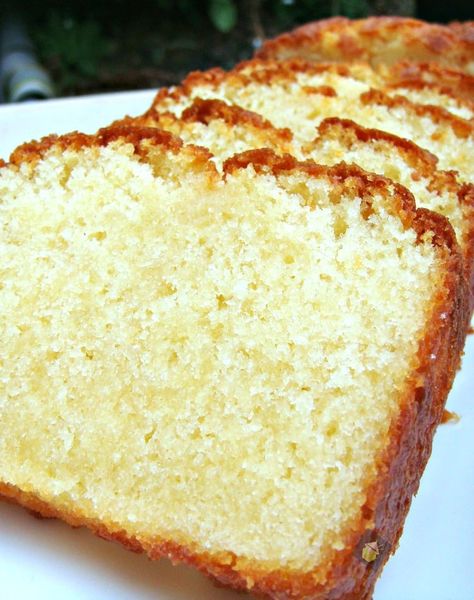 Moist Vanilla Pound Cake. Easy Recipe and absolutely wonderful! Great for afternoon tea or to make for friends, parties. Vanilla Loaf Cake, Vanilla Pound Cake Recipe, Best Pound Cake Recipe, Vanilla Pound Cake, Easy Pound Cake, Pound Cake Recipes Easy, Moist Pound Cake, Loaf Cake Recipes, Pound Cake Recipe