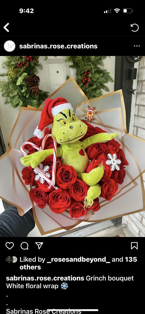 Grinch Flower Bouquet, Christmas Ramos, Grinch Bouquet, Christmas Bouquet Ideas, Christmas Flower Bouquet, Satin Flowers Diy, Ribbon Rose Bouquets, Ribbon Flowers Bouquet, Rosé Christmas