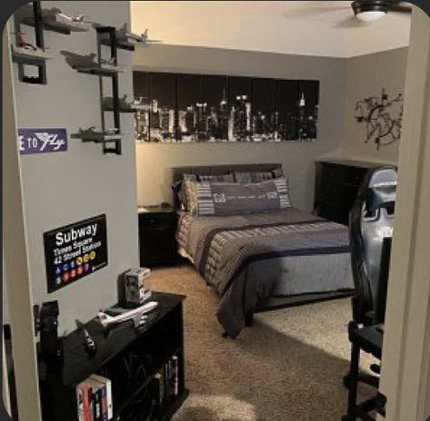 20 Year Old Male Bedroom Ideas, Bedroom Ideas Men, Male Bedroom, Male Bedroom Ideas, Bedroom Ideas For Men, Mens Room Decor, Mens Bedroom Decor, Hypebeast Room, Chill Room