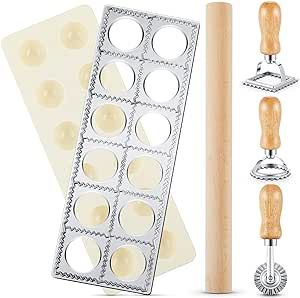 Making Ravioli, Empanada Maker, Ravioli Maker, Pasta Making Tools, Ravioli Pasta, Pasta Making, Stamp Maker, Pasta Dough, Making 10