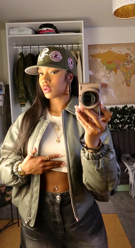 Fitted Caps Outfit Black Women, New Era Cap Outfit Woman, Tomboy Girly Outfits, Fitted Cap Outfit Black Women, Baseball Cap Outfits For Women, Baseball Caps Women Outfits, New Era Cap Outfit, Girly Streetwear Outfits, Women Baseball Cap Outfit