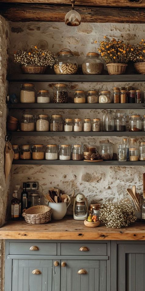 Homestead Farmhouse Kitchen, Kitchen Rustic Farmhouse, Rustic Country Kitchens Farmhouse Style, Vintage Farmhouse Decor Ideas, Farm Style Kitchen Cabinets, Country Cottage Kitchen Ideas, Country Farmhouse Kitchen Cabinets, Rustic Cottage Kitchens, Rustic Farmhouse Kitchen Ideas