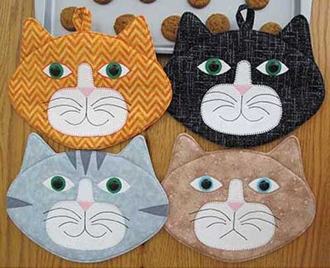 Add some fun and color to your kitchen decor with these adorable hot pads. These hot pads are quick and easy to make, and are perfect to give as gifts for Mug Mats, Mug Rug Patterns, Quilted Potholders, Potholder Patterns, Placemats Patterns, Sew Ins, Cat Quilt, Cat Crafts, Mug Rug