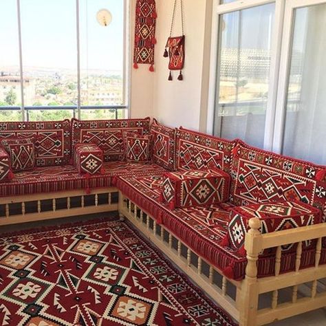 Palette Sofa, Floor Cushions Living Room, Arabic Living Room, Floor Seating Cushions, Turkish Home Decor, Ethnic Furniture, Bench Garden, Bench Sofa, Wooden Patio