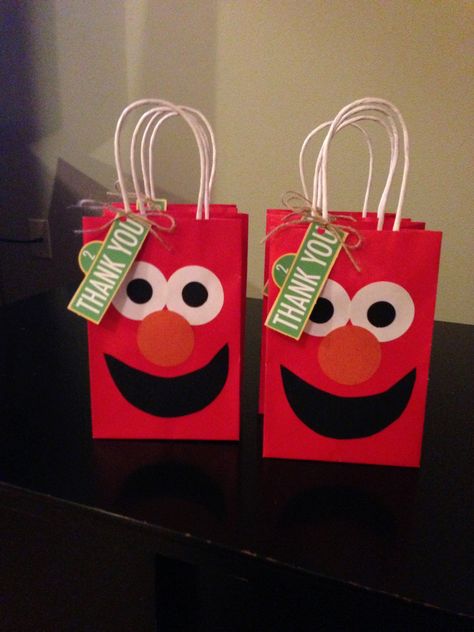 Elmo party favor bags for an Elmo party! I wonder if there would be a way to make a panda face on a white bag??? Elmo Party Favors, Elmo And Friends, Feeling Of Love, Elmo And Cookie Monster, Elmo Birthday Party, Sesame Street Birthday Party, Elmo Party, Sesame Street Party, Sesame Street Characters