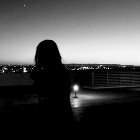 Dark Aesthetic Girl Pfp, Dark Pfp Icons, Dark Aesthetic Pfp, Emo Pfp, Beach At Night, Black And White Picture Wall, Closer Quotes Movie, Night Scenery, Dark Pictures