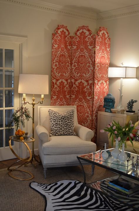 Living room with upholstered screen Upholstered Screen, Room Corner Decoration, Folding Screens, Showroom Interior Design, Interior Design Consultation, Cute Decor, Room Screen, Folding Screen, Living Room White