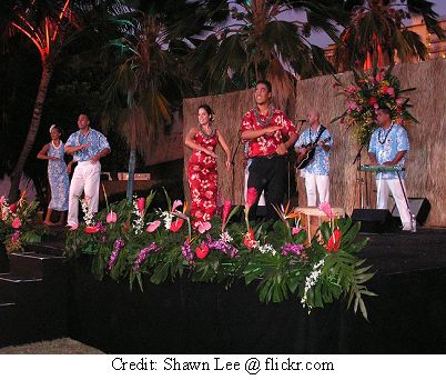 Great stage and backdrop Becoming An Event Planner, Luau Food, Luau Baby Showers, England Winter, Hawaiian Sweet Rolls, Hawaiian Luau Party, Stage Decor, Stage Decoration, Baby Stage