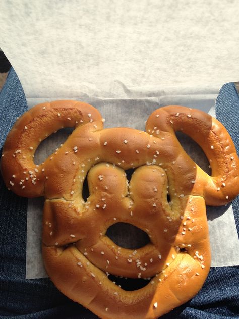 Pretzel Aesthetic, Aesthetic Food And Drink, Mickey Pretzel, Disney Cruise Door, Disneyland Food, Cruise Door, Disney Snacks, Living Under A Rock, Disney Aesthetic