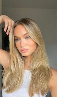 Honey Blond Shadow Root, Honey Butter Blonde Highlights, Beige Golden Blonde Hair, Blonde Layers Medium Shoulder Length, Golden Bombshell Hair, Cool Golden Blonde Hair, Honey Blonde Hair Layers, Butter Blonde Hair Dark Roots, Honey Blonde Hair On Pale Skin