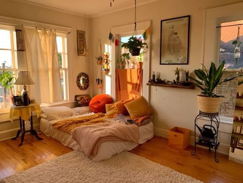 bedroom decor aesthetic plants books boho college green brown Apartment Vibes, Uni Room, Redecorate Bedroom, Apartment Bedroom, Dream Room Inspiration, Room Makeover Bedroom, Future Apartment, Dream Apartment, Apartment Inspiration