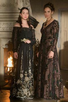 Reign. Mary Queen of Scots and her mother, Mary of Guise Reign Outfits, Reign Season 1, Amy Brenneman, Reign Tv Show, Marie Stuart, Reign Mary, Reign Fashion, Reign Dresses, Mary Dress