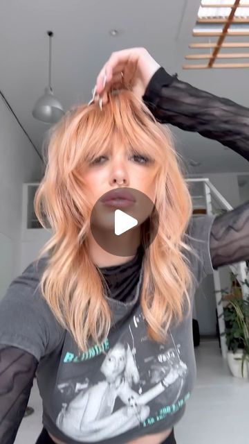 Belinda Lee Mills on Instagram: "Apricot Shaggy Dreams  🧡🧡🧡🧡  Coloured using @evopro  Styled using @evohair & @olaplexau   #shaggyhair#layeredcut#bangs#fringe#peachhair#apricothairlayeredhair" Soft Shaggy Hair, Modern Farrah Fawcett Hair, Feathered Fringe Hairstyle, Shaggy Bangs Medium, Feather Bangs, Money Piece Bangs, Bridget Bardot Bangs, Blonde Balayage With Bangs, Money Piece Hair With Bangs