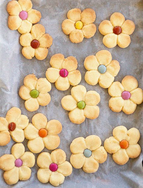 Daisy Cookies Recipe | Kids Eat by Shanai Daisy Food Ideas, Daisy Birthday Party Ideas, Bussines Packaging, Daisy Cookies, Flower Biscuits, Mnm Cookies, Cookie Recipes For Kids, Flower Desserts, Flower Sugar Cookies