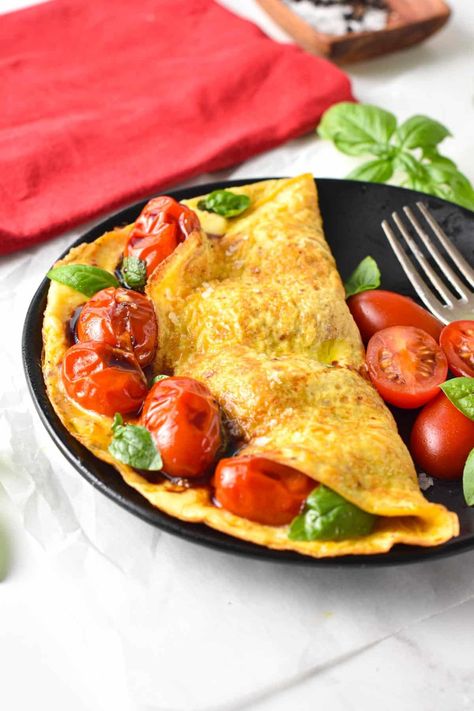 Tomatoes And Egg, Breakfast With Cherry Tomatoes, Omelette Presentation, Basil Omelette, Easy Omelette Recipe, Tomato Omelette, Easy Omelette, Protein Dishes, Omelette Recipes