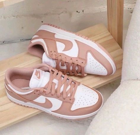 Trendy Shoes Sneakers, Nike Shoes Girls, Preppy Shoes, Pretty Shoes Sneakers, Nike Shoes Outfits, All Nike Shoes, Shoes Outfit Fashion, Cute Nike Shoes, Cute Sneakers