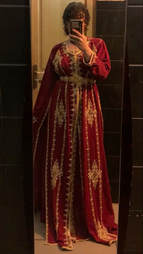 mirror pic girl wearing a long red and gold Moroccan dress Red Kaftan Dress, Moroccan Dress Modern, Long Dress Classy, 2022 Long Dress, Aesthetic Long Dress, Moroccan Dress Kaftan, Clothes Mirror, Halal Outfits, Kaftan Moroccan Caftan