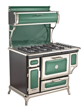 In pistachio this would be perfect! And it is a gas range! I can't cook or bake electric.  If only in this color, I will settle for tealy greens and purple. Alter Herd, Gas Cookers, Old Stove, Antique Stove, Vintage Stoves, Vintage Appliances, Cooking Stove, Gas Cooker, Stoves Range