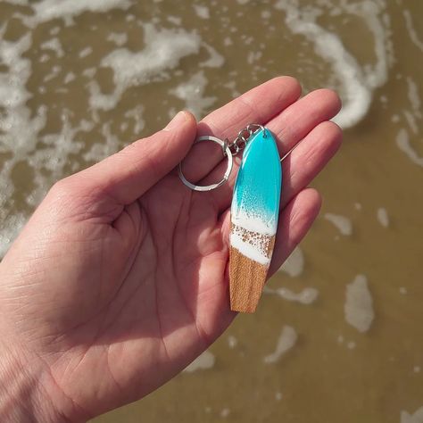 Need inspiration for a personal gift? A personalised surfboard keychain made from recycled wood is a great gift for your beach or surf loving friend. Click the link in bio to shop your surfboard keychain @takemetotheoceanart Write your personalisation in the input field above the 'add to card' button. (Free shipping in the Netherlands.) #woodensurfboardkeychain #woodensurfboard #surfboardkeychain #surfboardkeyring #surfing #surfart #leftoverart #takemetotheoceanart #surfboardornament #dec... Surf Keychain, Surfboard Keychain, Wooden Surfboard, Sk8 The Infinity, Surf Art, Recycled Wood, Dream Room, Cute Jewelry, Key Rings