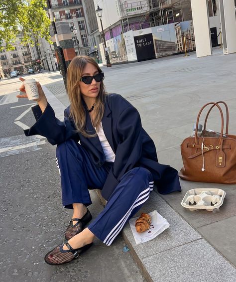 Adidas Track Pants Outfit, Adidas Pants Outfit, Early Fall Fashion, Looks Adidas, Track Pants Outfit, Look Adidas, Early Fall Outfits, Quoi Porter, Looks Street Style