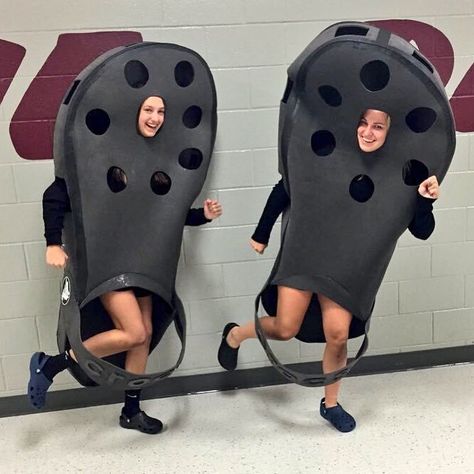 Crocs Shoes on Instagram: “The Most Incredible Croc-o-ween costume EVER! Compliments of the amazing @kelseybelchie & @loehrlinds. #HappyHalloween” Halloween Costumes Aesthetic Girl, Good Halloween Costumes, Halloween Costumes Aesthetic, Bratz Halloween Costume, Halloween Parejas, Couples Halloween Costume Ideas, Couples Halloween Costume, Best Friend Halloween Costumes, Last Minute Halloween Costumes