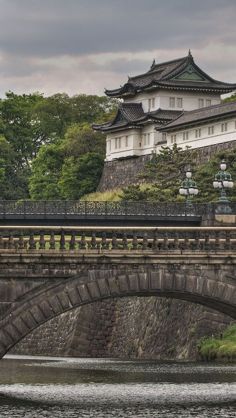 Tokyo Imperial Palace is the main residence of the Emperor of Japan. It is a large park-like area located in the Chiyoda area of Tokyo close to Tokyo Station. Tokyo Imperial Palace, Tokyo Travel Guide, Japanese Castle, Imperial Palace, Tokyo Travel, Japanese Architecture, Visit Japan, Sapporo, A Bridge