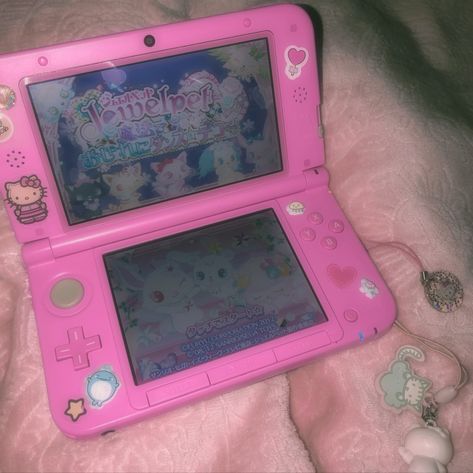 Kawaii 3ds Games, Jewelpet Sanrio, Nintendo 3ds Aesthetic, Dizzy Tremaine, 2000s Tech, Girly Nostalgia, Y2k Tech, Nintendo Aesthetic, Old Nintendo