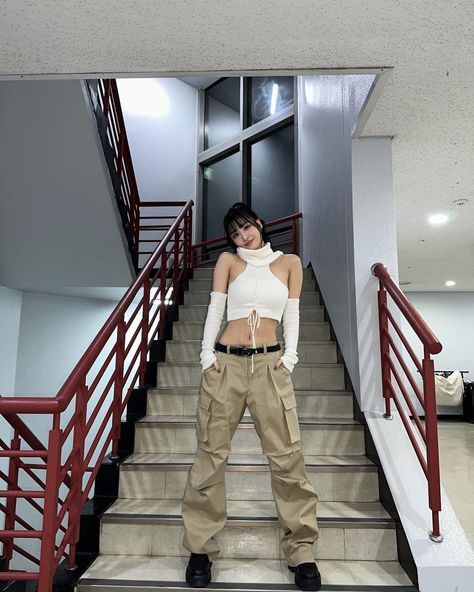 Hiking Pants Women Outfit, Korean School Outfits, Casual Asian Fashion, Korean School, Hiking Pants Women, Outfit Korean, Sana Momo, Concert Fits, Hirai Momo