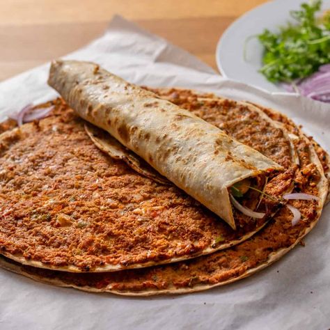 Discover the secret to how to make delicious street food Lahmacun in your own kitchen with this simple guide! Lahmajun Armenian, Lebanese Pastries, Ground Lamb Recipes, Meze Platter, Crispy Flatbread, East Recipes, Fakeaway Recipes, Meat Meals, Chicken Flatbread