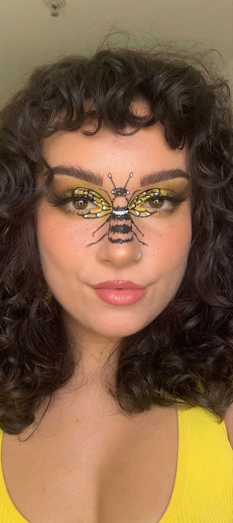 Bumble Bee Costume Makeup, Halloween Bee Makeup, Bee Inspired Makeup, Bee Face Makeup, Bee Eyeliner, Bee Make Up, Bumble Bee Makeup Halloween, Bee Eye Makeup, Bee Makeup Halloween