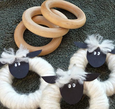 I found some more Pinspiration  this past weekend!  I love the little twig legs and the black face on the sheep to the left , and wooly ... Curtain Rings Crafts, Easter Tree Ornaments, Jesse Tree, Sheep Crafts, Oita, Curtain Rings, Easter Tree, Bible Crafts, Sunday School Crafts