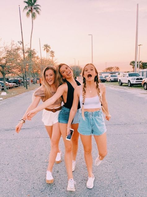 VSCO - americanteenager Best Friend Fotos, Bff Pics, Three Girls, Best Friend Photoshoot, Best Friend Photos, Cute Friend Pictures, Bff Goals, Bff Pictures, Gal Pal