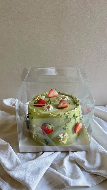 Brea on Instagram: "matcha strawberry cake🍵🍓 so it was my best friend’s birthday last week and she loves matcha, so made this matcha cake filled with strawberry puree and pieces, covered in matcha swiss meringue buttercream.   ~ recipe coming soon✨  #matchacake #matchastrawberrycake #matchastrawberry #matcha #strawberry #cake #baking #bake #homebaking #homebaker" Matcha Wedding Cake, Matcha Chiffon Cake, Strawberry Matcha Cake, Matcha Strawberry Cake, Matcha Birthday Cake, Cake Matcha, Matcha Cake, Simple Cake Designs, Swiss Meringue Buttercream