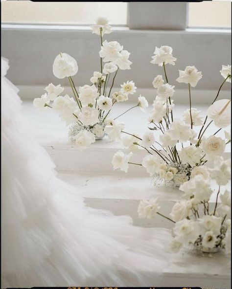 Modern White Wedding Centerpieces, Modern White Flowers Wedding, White Floral Wedding Aisle, Cloud Flower Arrangement, Modern Floral Arrangements Wedding, Modern White Floral Arrangements, All White Wedding Florals, White Modern Wedding Flowers, All White Centerpieces