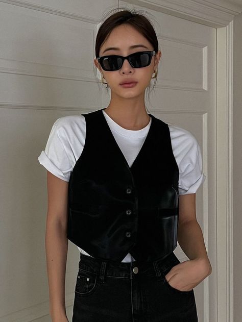 Black combin clasic Black Cropped Vest Outfit, How To Style Black Vest, Short Vest Outfits For Women, Outfit With Vest For Women, Vest Looks Women Style, Styling Vests Women, Black Gilet Outfit Women, How To Style A Black Vest, Black Gilet Outfit