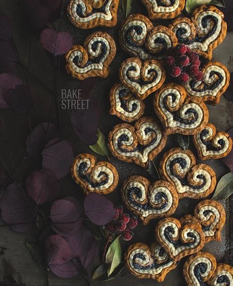 Gingerbread and spiced plum cookies - Bake-Street.com Plum Cookies, Gingerbread Dough, Ideas Navideñas, Ginger And Honey, Cheese Flavor, Heart Cookies, Cannoli, Gingerbread Cookies, Macarons