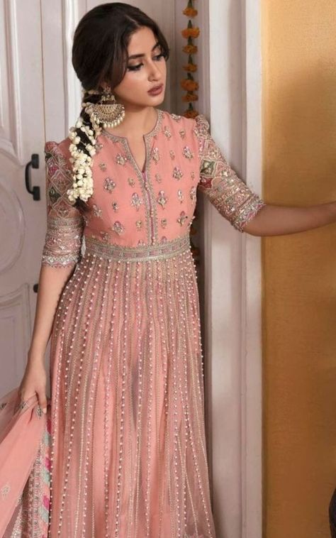 Party wear dresses ideas Crochet Cable Knit, Asian Wedding Dress Pakistani, Embroidered Suits, Pakistani Formal Dresses, Sajal Ali, Crochet Cable, Pakistani Fancy Dresses, Pakistani Fashion Party Wear, Beautiful Pakistani Dresses