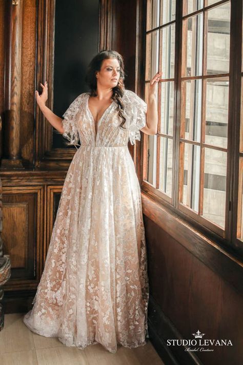 Plus Size Wedding Dress Champagne, Boho Lace Wedding Dress Plus Size, Lace Wedding Gown Plus Size, Soft Romantic Wedding Dress Plus Size, Lace Wedding Dress For Curvy Brides, Cheap Wedding Dress Plus Size, Plus Size Mountain Wedding Dress, Boho Wedding Dress Big Size, Plus Size Wedding Dress Flutter Sleeves