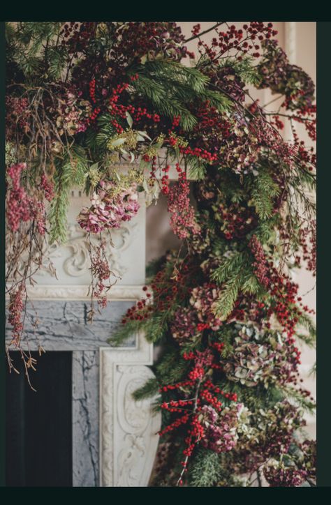 Decoration Vitrine, Bohemian Christmas, Flower Installation, Christmas Mantel Decorations, Christmas Interiors, Christmas Mantle, Christmas Inspo, Christmas Arrangements, Christmas Fireplace