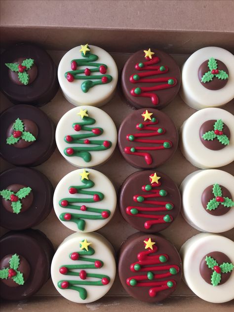 Christmas Dipped Oreos Holidays, Christmas Oreo Pucks, Christmas Oreos Ideas, Chocolate Covered Oreo Christmas, Christmas Chocolate Oreos, Oreo Pops Christmas, Christmas Oreos Dipped, Christmas Oreo Desserts, Christmas Alfajores