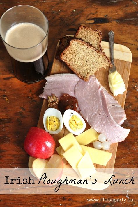 Irish Ploughman's Lunch: The perfect easy and delicious way to celebrate St. Patrick's Day, with a really simple Brown Irish Soda Bread recipe included. Irish Lunch Ideas, Brown Irish Soda Bread Recipe, Ploughmans Platter, Irish Lunch, Ploughman's Lunch, Ploughmans Lunch, Entertaining Platters, Soda Bread Recipe, English Aesthetic