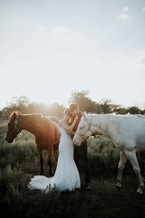 Horse Wedding Photos, Wedding Suggestions, Country Wedding Pictures, Country Western Wedding, Western Themed Wedding, Wedding Photography Checklist, Horse Wedding, Country Theme Wedding, Cowboy Wedding