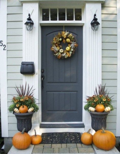 40 Easy Thanksgiving Front Door Decorations Ideas Autumn Entryway, Fall Front Door Decor, Door Light, Door Decorating, Fall Planters, Fall Front Porch Decor, Chic Halloween, Fall Front Door, Garden Wallpaper