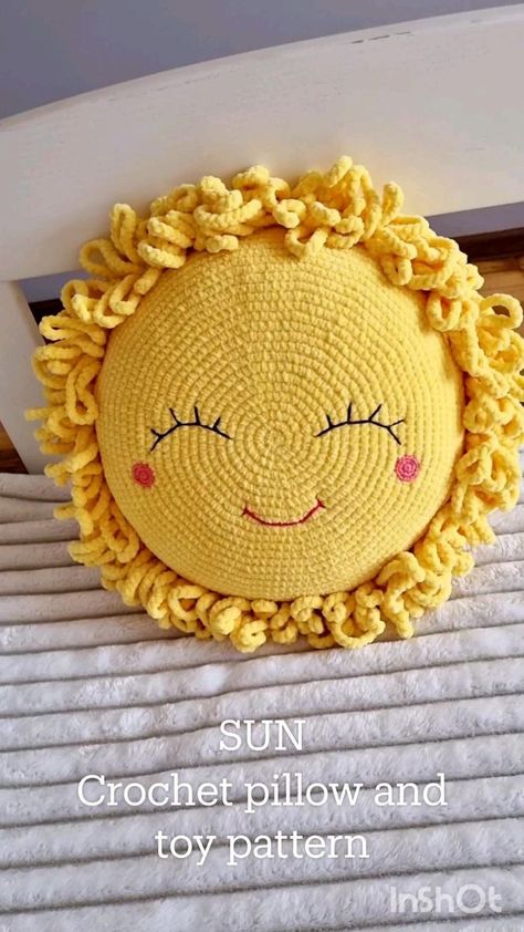 Fun Crochet Pillow Patterns, Crochet Flower Pillows, Crochet Pillows For Kids, Yellow Crochet Projects, Crochet Flower Pillow, Sun Crochet, Crochet Cushion Pattern, Friends Crochet, Crochet Cushion Cover