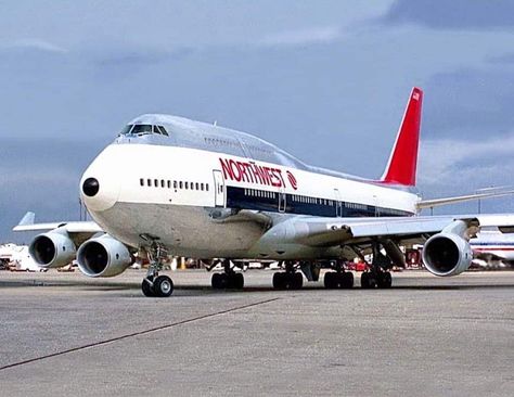 Northwest Airlines, Aircraft Images, Boeing 747 400, 747 400, Boeing 707, Vintage Airline, Gatwick Airport, Cargo Aircraft, Boeing Aircraft